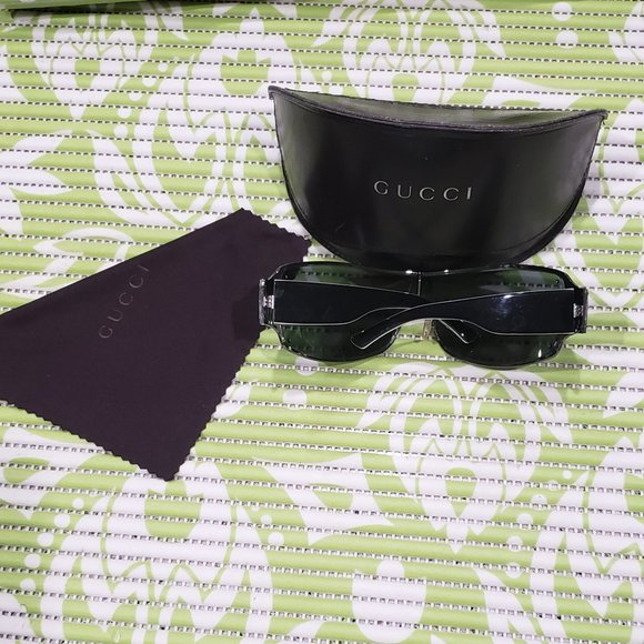 Men's Gucci Sunglasses. - Picture 3 of 10